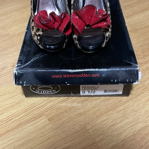 STEVE MADDEN Regaal-l Leopard Print with Red Bow - Picture 3 of 5